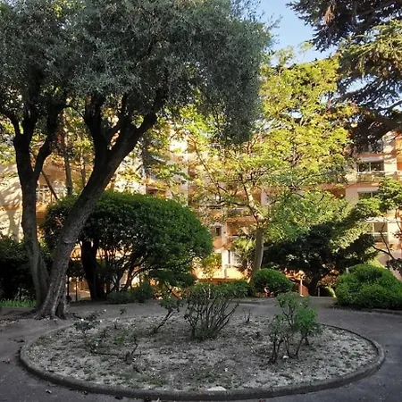 Appartement 2 Pieces Au Calme Avec Terrasse Et Climatisation *
